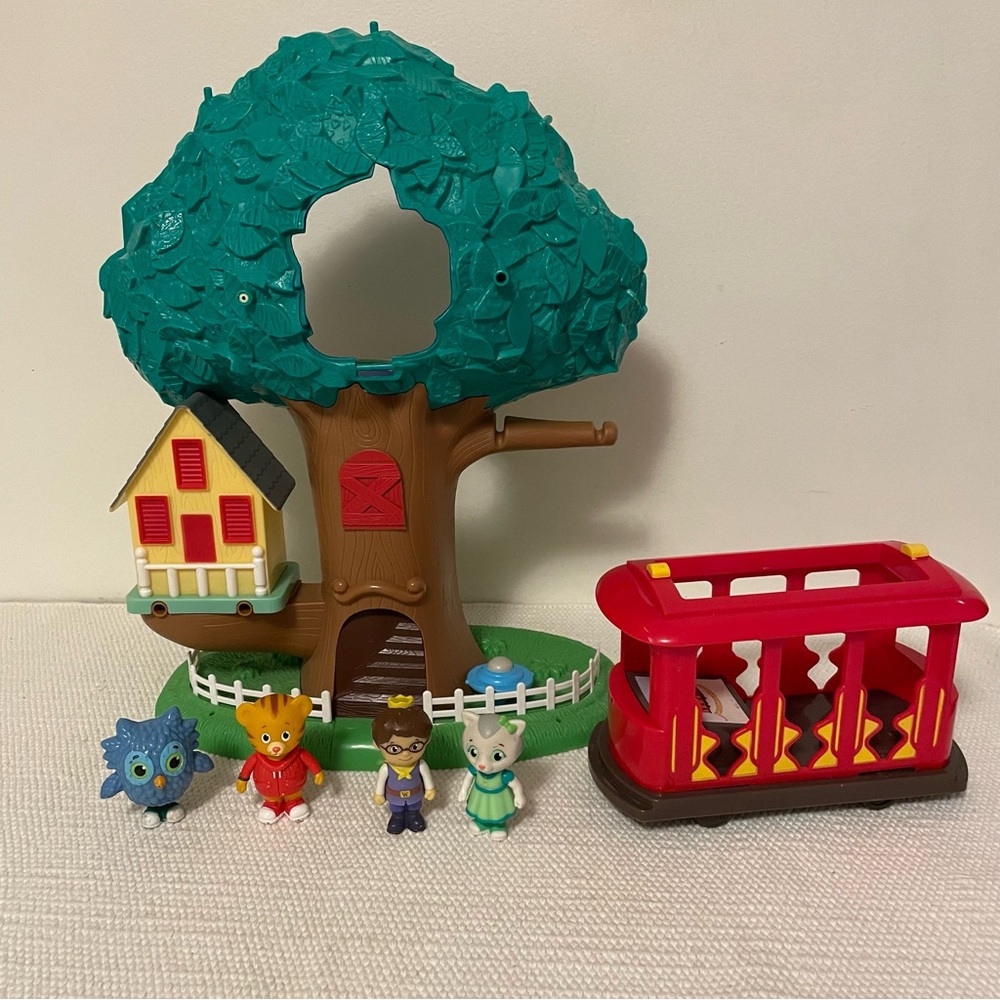 Daniel Tiger neighborhood treehouse and trolley not complete